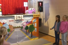 "Sicher über die Straße" | "Varni čez cesto"